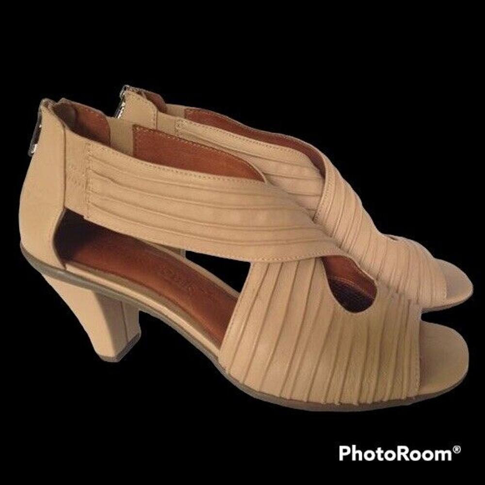 Gentle Souls Osaka Rama •10• Tan Leather Cross Strap Open Toe Heels Sandal nude